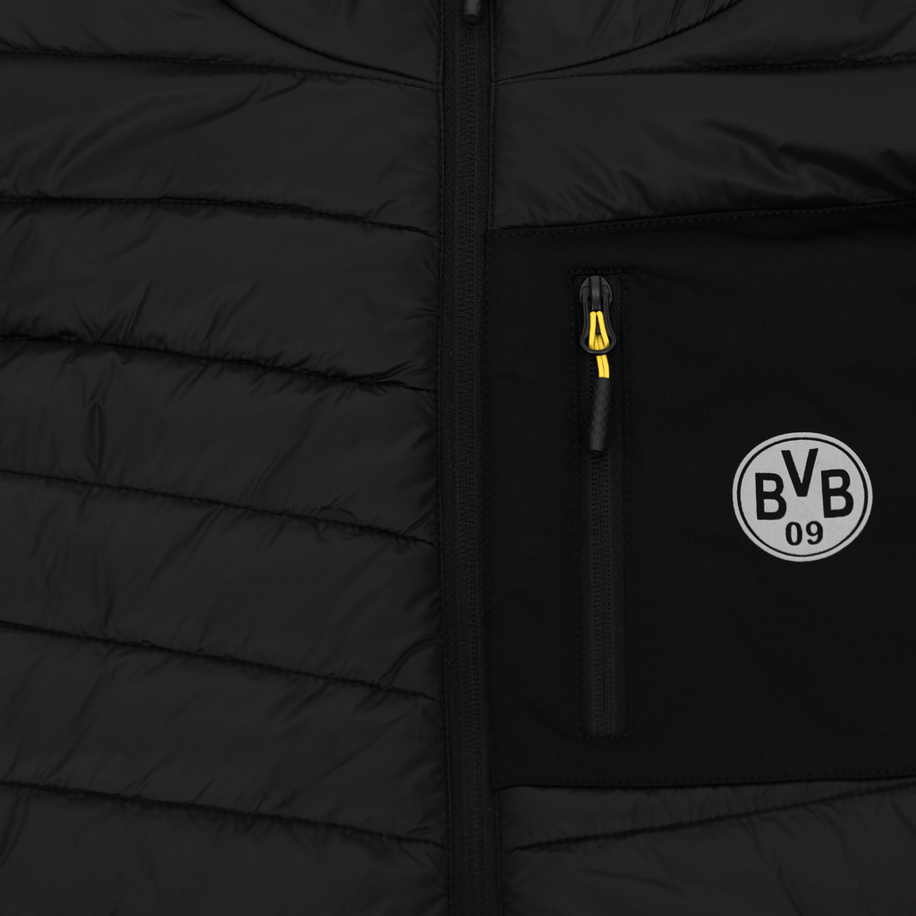 Schwarze Stadionjacke 2025 von Borussia Dortmund mit BVB-Logo, gelben Zipper-Details und praktischen Taschen, ideal für Fans im SIGNAL IDUNA PARK.