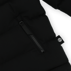 Detailansicht der schwarzen BVB Wendejacke reflective für Kinder mit BVB-Logo und Reißverschluss.