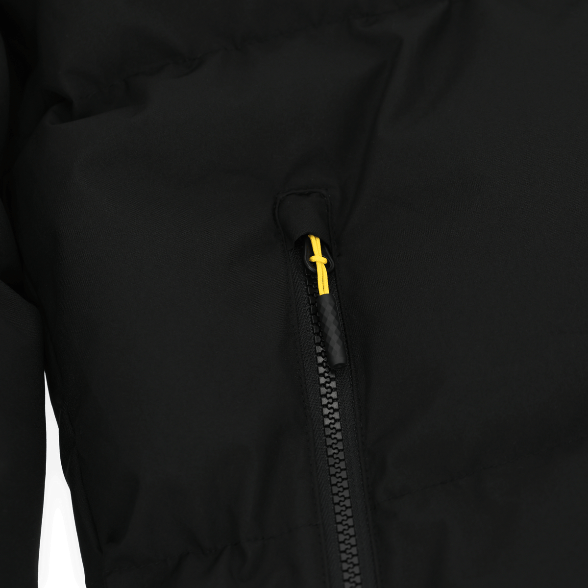Immagine dettagliata della giacca invernale del BVB nei colori nero e giallo con cerniera gialla, ideale per le giornate fredde.
