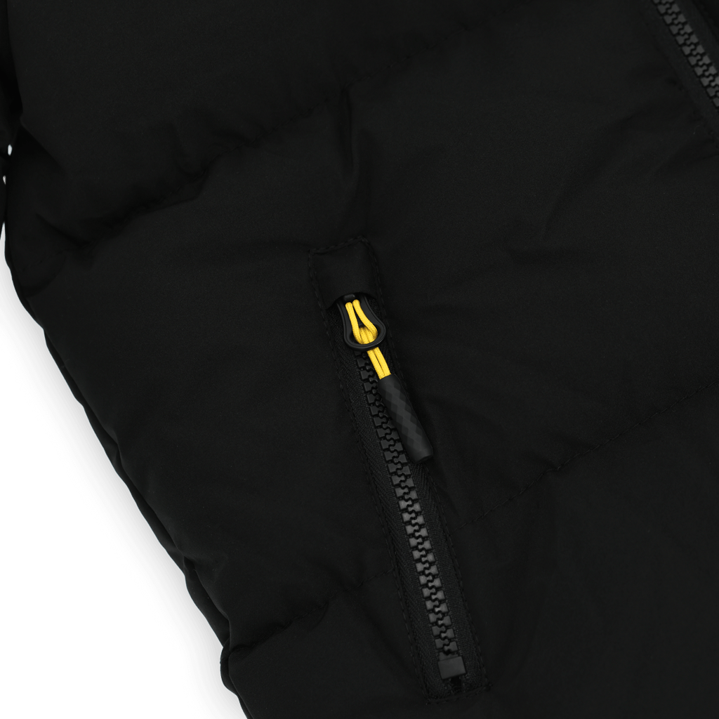 Primo piano di una giacca invernale del BVB nei colori nero e giallo con cerniera a vista, ideale per i bambini.