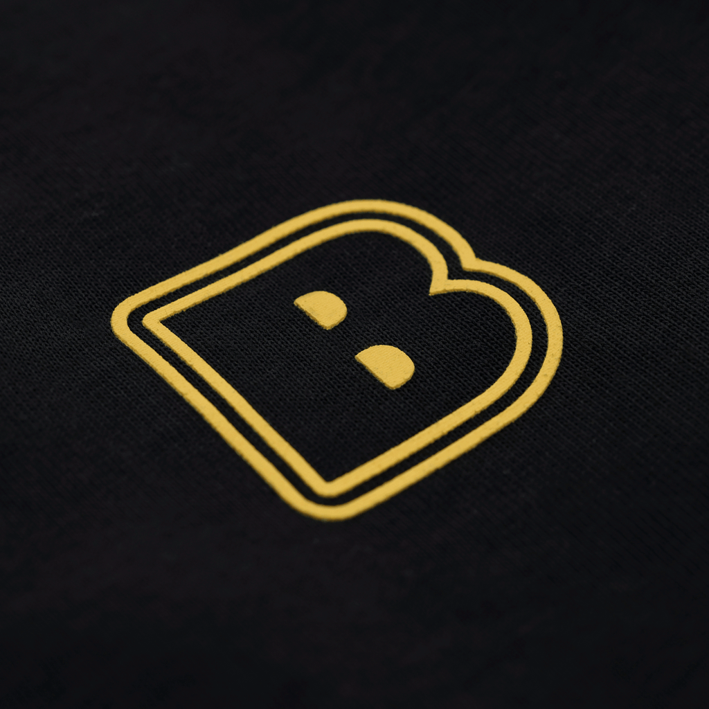Maglietta nera del BVB modello "Echo" con grande logo "B" giallo, ideale per i tifosi del Borussia Dortmund.