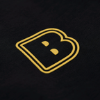 Maglietta nera del BVB modello "Echo" con grande logo "B" giallo, ideale per i tifosi del Borussia Dortmund.