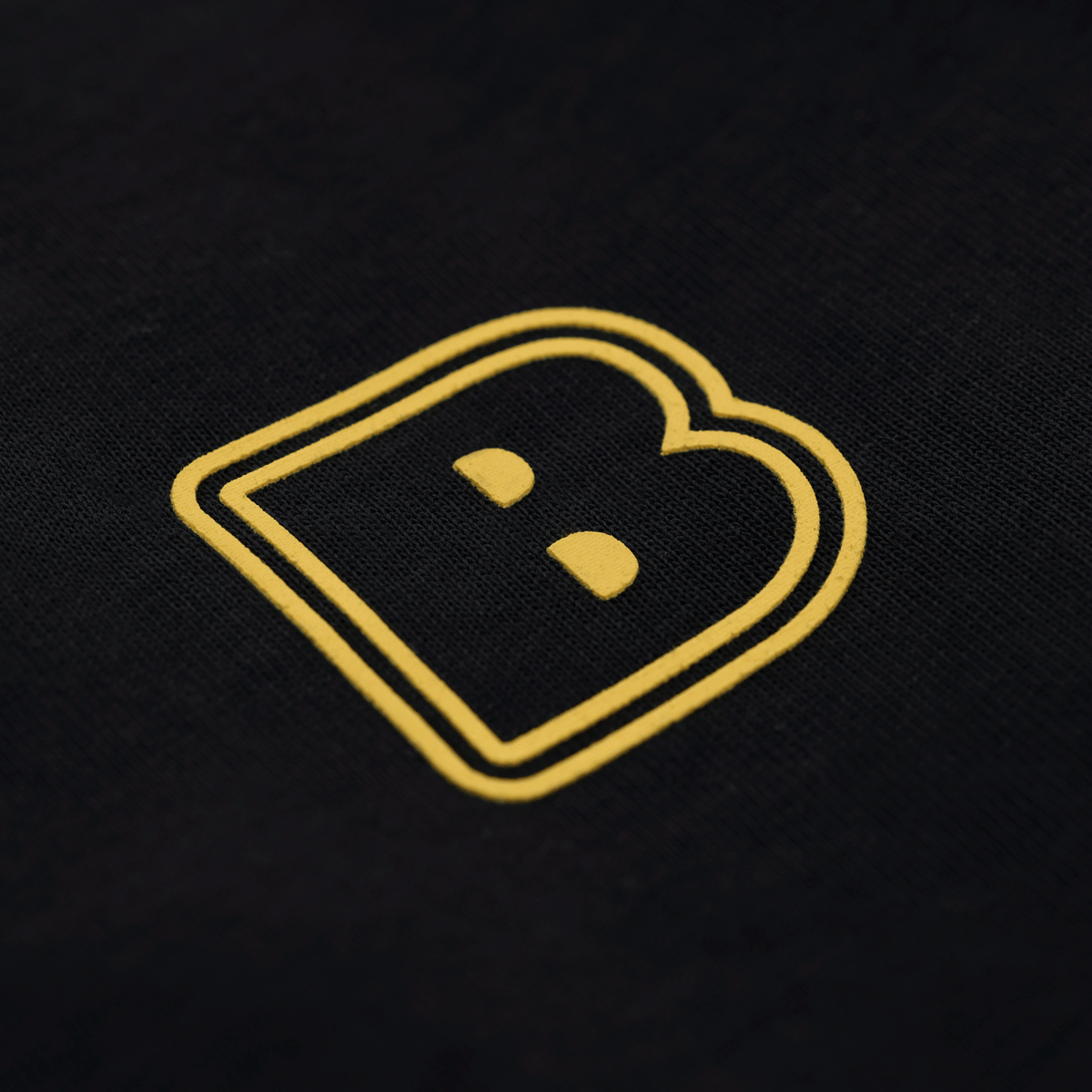 Maglietta nera del BVB modello "Echo" con grande logo "B" giallo, ideale per i tifosi del Borussia Dortmund.