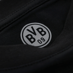 Primo piano della maglietta nera del BVB con il logo BVB 09 ben visibile, ideale per i tifosi del Borussia Dortmund.