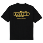 Maglietta nera del BVB con un grande logo giallo “BVB 09” sul davanti, ideale per i tifosi del Borussia Dortmund.