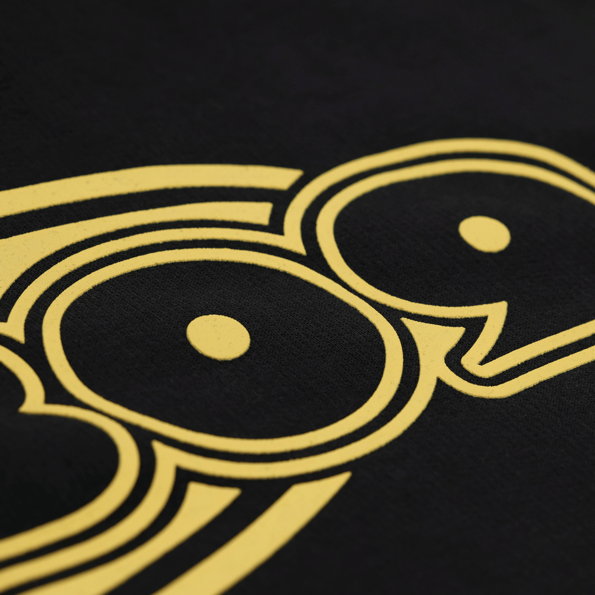 Sweat à capuche noir du BVB orné d'un logo jaune bien visible du BVB sur le devant, idéal pour les supporters du Borussia Dortmund.