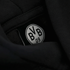 Vue détaillée de l'intérieur d'un sweat à capuche noir du BVB, orné d'un logo BVB 09 brodé en noir et blanc.