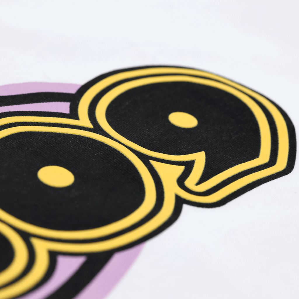 黒と黄色の「09」という目を引くデザインが施された白いBVBのTシャツのクローズアップ写真。ボルシア・ドルトムントのファンに最適です。