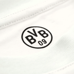 白いBVB Tシャツに黒い「BVB 09」のロゴが施されたディテール。ボルシア・ドルトムントのファンに最適