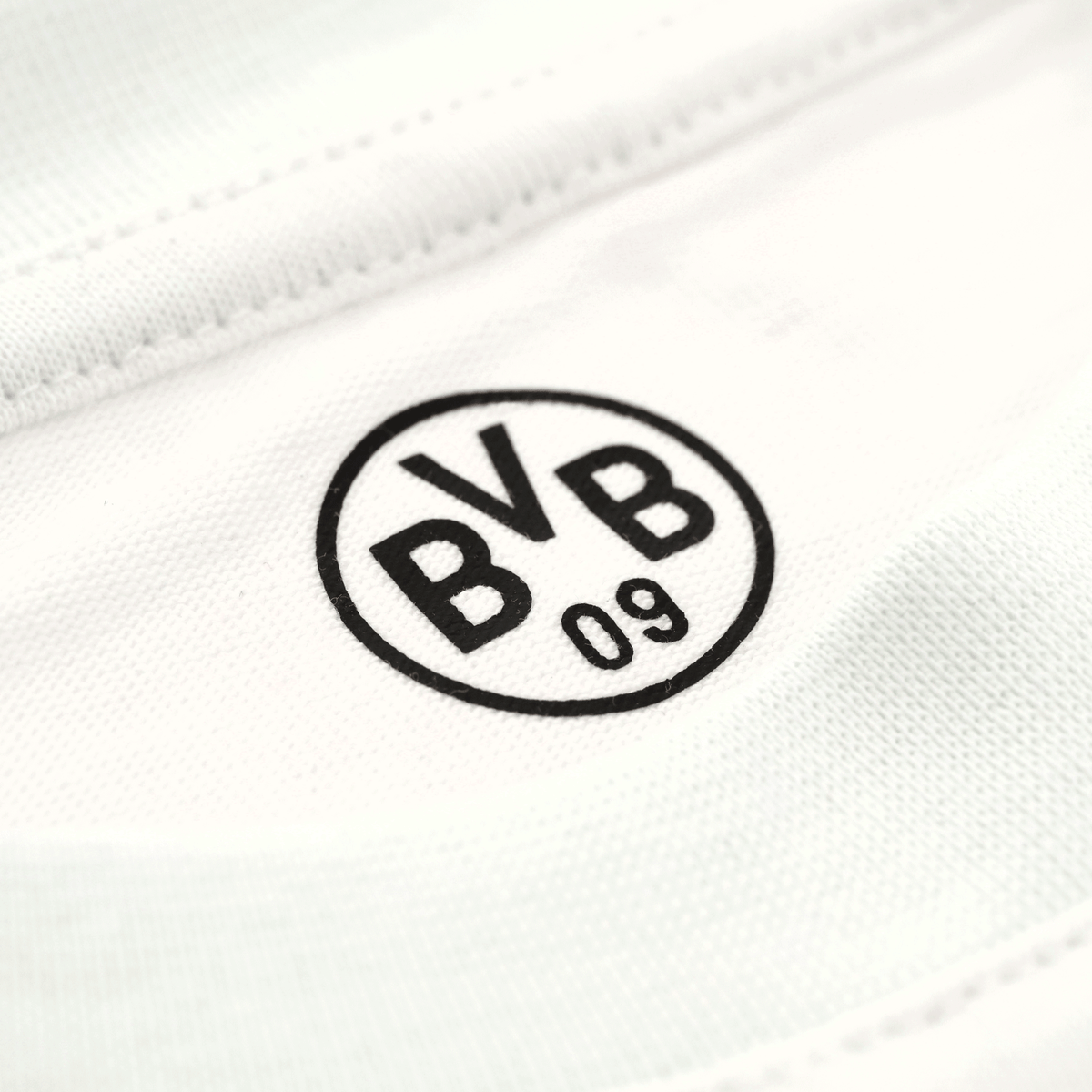 白いBVB Tシャツに黒い「BVB 09」のロゴが施されたディテール。ボルシア・ドルトムントのファンに最適