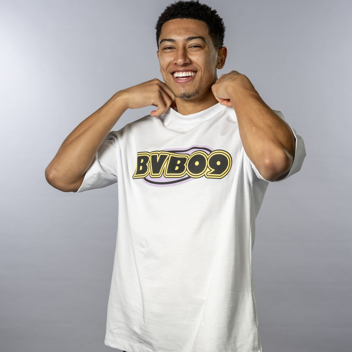 前面に大きな「BVB09」ロゴが入った白いBVB Tシャツ「Echo」。ボルシア・ドルトムントのファンに最適で、普段着やスタジアム観戦にぴったりです。