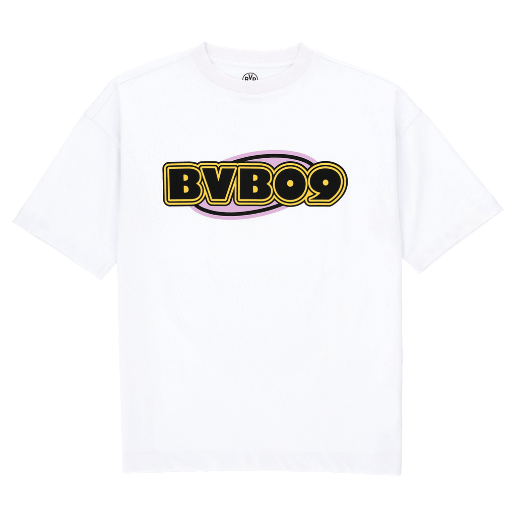 胸元に大きな黒と黄色の「BVB09」ロゴが入った、白いBVBのTシャツの正面からの写真。