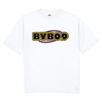 胸元に大きな黒と黄色の「BVB09」ロゴが入った、白いBVBのTシャツの正面からの写真。