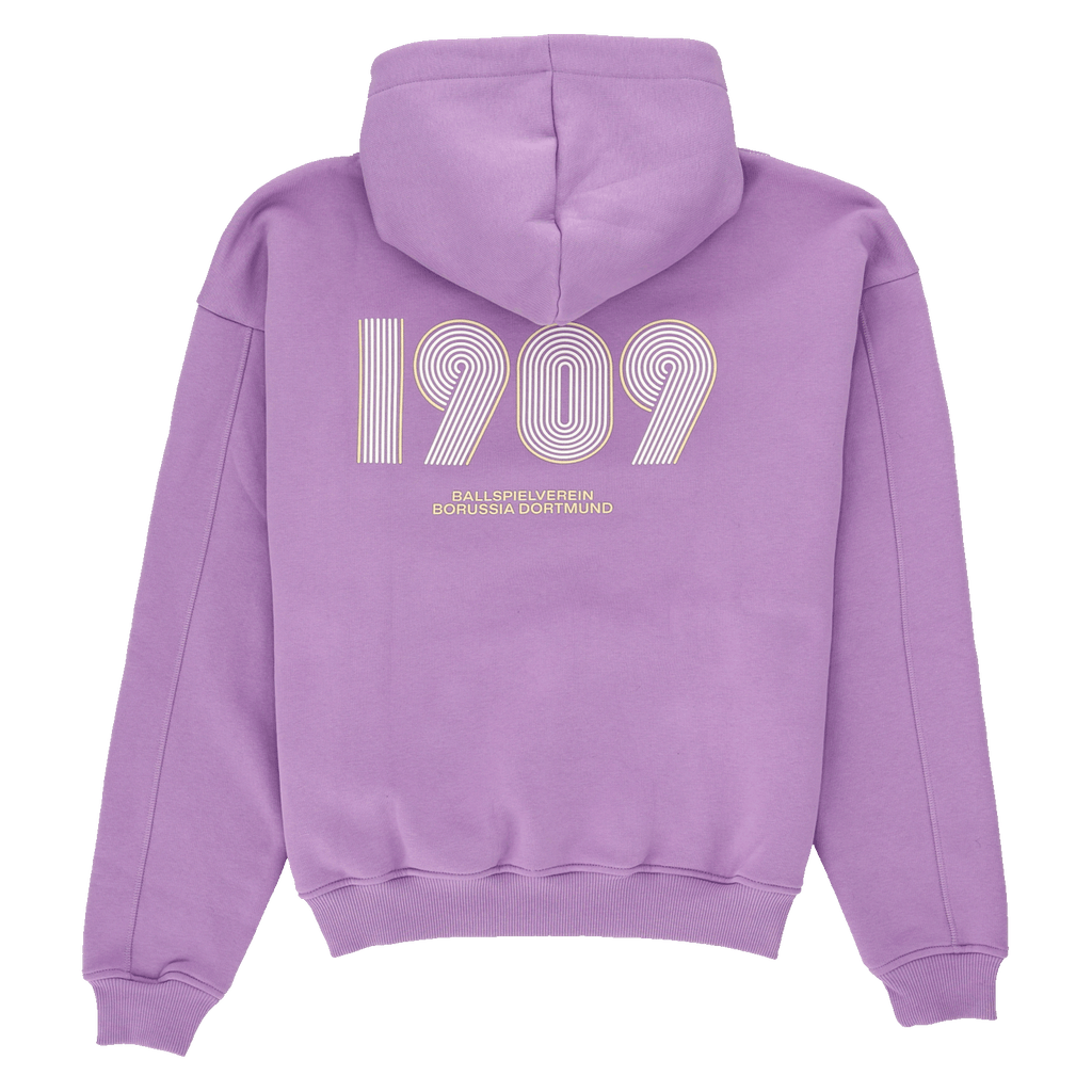 紫色のBVBフーディ。背面に大きな白い「1909」のロゴと、黄色い文字で「Ballspielverein Borussia Dortmund」と記されています。このスポーティーなファングッズの背面からの様子。