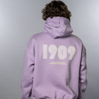 背面に「1909」のグラフィックと「Ballspielverein Borussia Dortmund」のロゴが入った紫色のBVBフーディ。ファンに最適です。