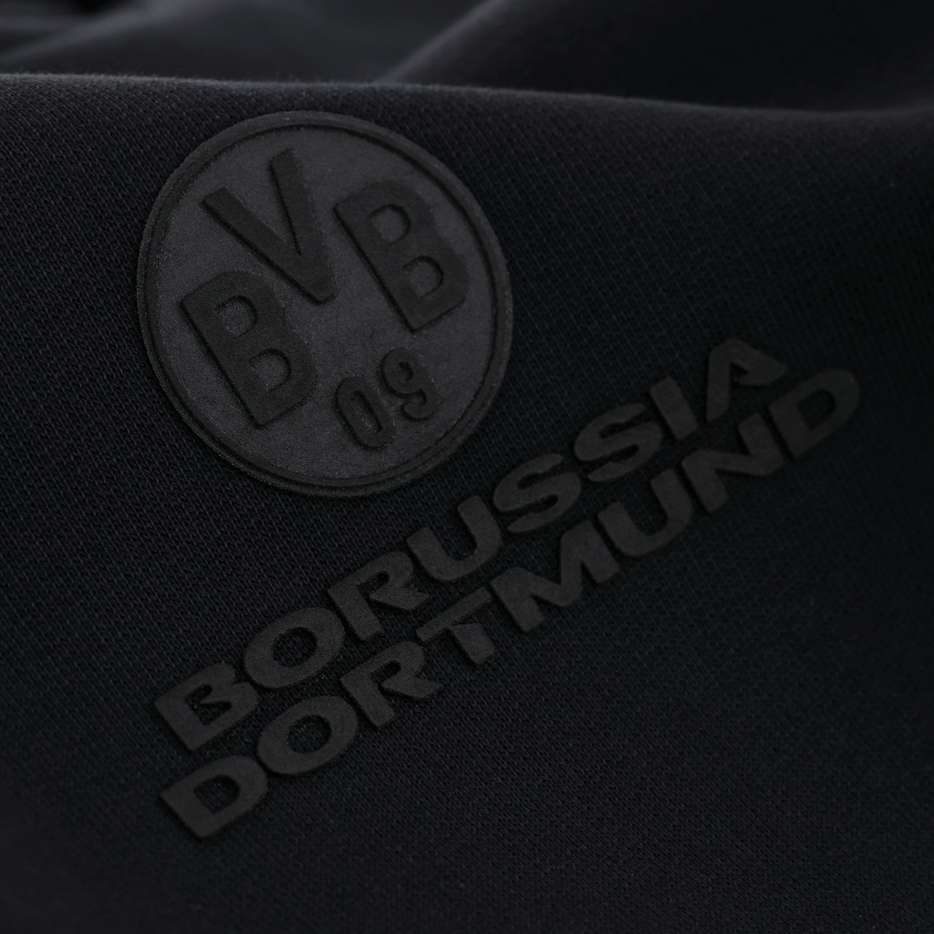 Felpa con cappuccio nera BVB Core con un discreto logo BVB 09 e la scritta "Borussia Dortmund", ideale per i tifosi della squadra di calcio.