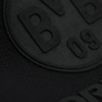 Immagine ravvicinata della felpa con cappuccio nera BVB Core con logo BVB-09 in rilievo, di colore nero su tessuto nero.