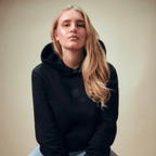 Felpa con cappuccio nera della linea BVB Core con un discreto logo del Borussia Dortmund sul davanti, indossata da una donna.