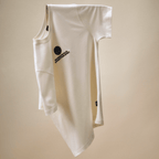 Maglietta BVB Core in bianco sporco, dal design minimalista con il logo BVB nero sul davanti.