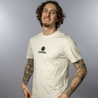 Maglietta da uomo della collezione BVB Core in colore bianco sporco con il logo del Borussia Dortmund sul petto, dal look moderno e casual, ideale per i tifosi.