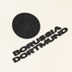 オフホワイトのBVB Coreフーディにプリントされた、文字入りの黒いBVBロゴの詳細画像。