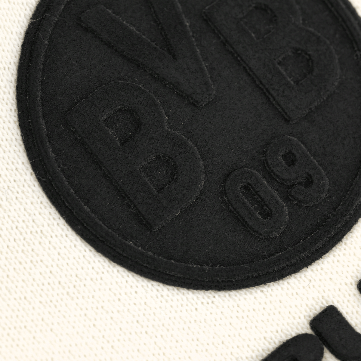 オフホワイトのBVB Coreフーディの詳細画像。黒いBVBロゴが刺繍されています。ボルシア・ドルトムントのファンに最適です。