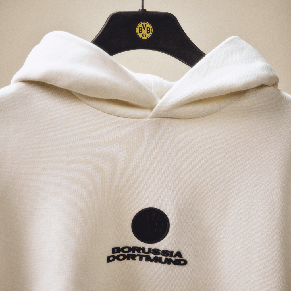 Felpa con cappuccio Off-White BVB Core con logo nero del Borussia Dortmund, esposta su una gruccia.