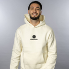 La felpa con cappuccio BVB Core in colore off-white con la scritta “Borussia Dortmund” e un piccolo logo BVB. Perfetta per i tifosi del BVB, comoda ed elegante.