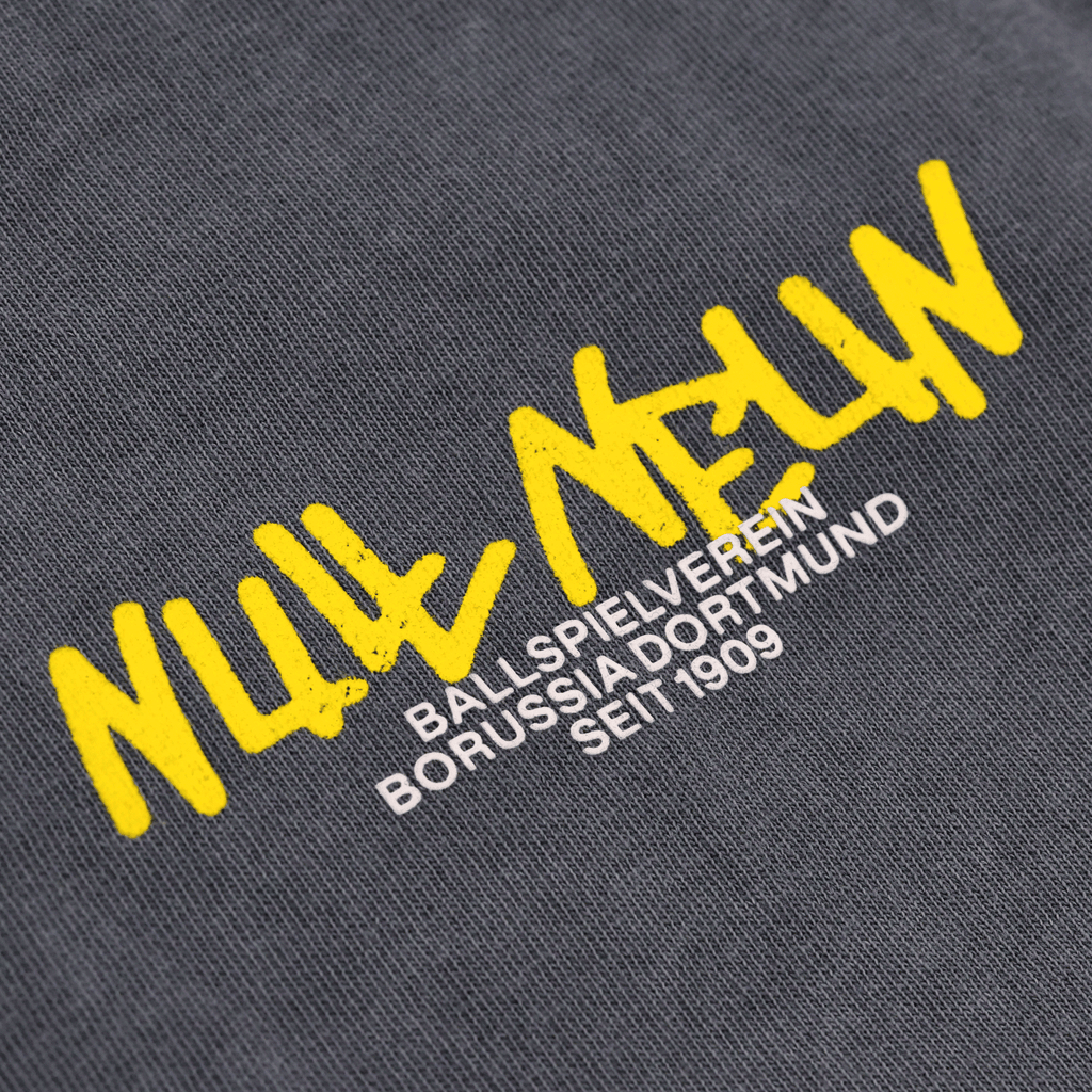 T-shirt gris du BVB orné d'un graffiti jaune « NULL NEUN » et d'une inscription blanche « Ballspielverein Borussia Dortmund seit 1909 ». Idéal pour les supporters du Borussia Dortmund.