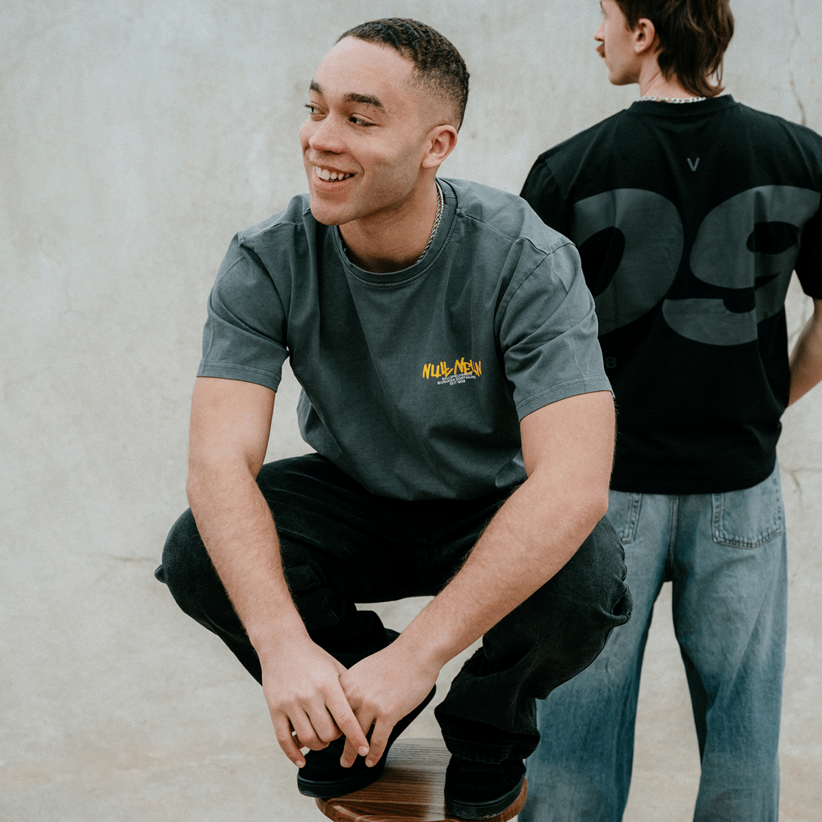 T-shirt BVB Urban Tee Graffitii délavé, au design décontracté et avec l'inscription « BVB » en jaune, idéal pour les fans et les loisirs.
