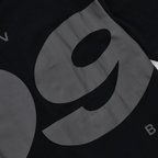 Maglietta nera del BVB con stampa grigia “1909”, perfetta come gadget per i tifosi del Borussia Dortmund.