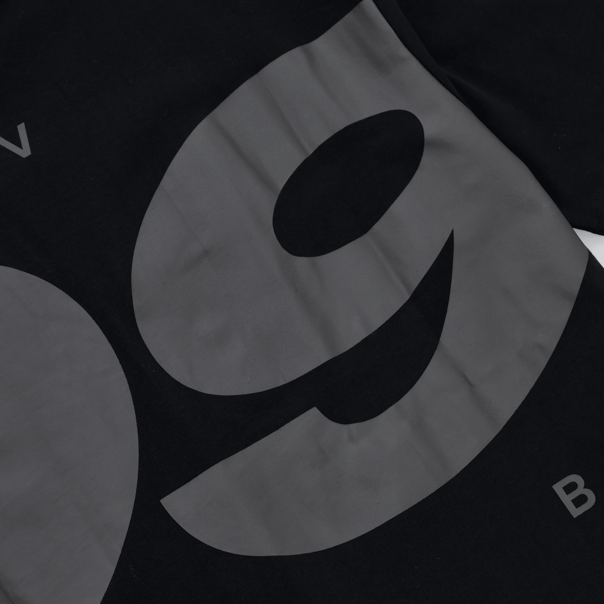 Maglietta nera del BVB con stampa grigia “1909”, perfetta come gadget per i tifosi del Borussia Dortmund.