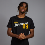 Schwarzes BVB Explorer I T-Shirt mit gelbem und weißem Schriftzug 'Dortmund 09', lässiger Stil, perfekt für Borussia Dortmund Fans.