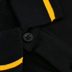 Vue détaillée d'un polo du BVB noir et jaune, doté d'une patte de boutonnage et de touches de couleur jaune.