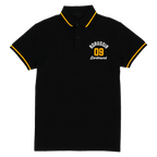 Polo noir du BVB avec des bandes décoratives jaunes et le logo « Borussia Dortmund 09 » brodé, idéal pour les supporters et un style décontracté.