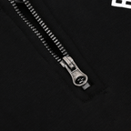 Nahaufnahme des Reißverschlusses an einem schwarzen BVB Explorer I Pullover, geeignet als Fanartikel von Borussia Dortmund.