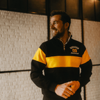 Schwarzgelber BVB Explorer I Pullover mit Borussia 09 Dortmund Schriftzug, sportlich-elegant, für Herren.