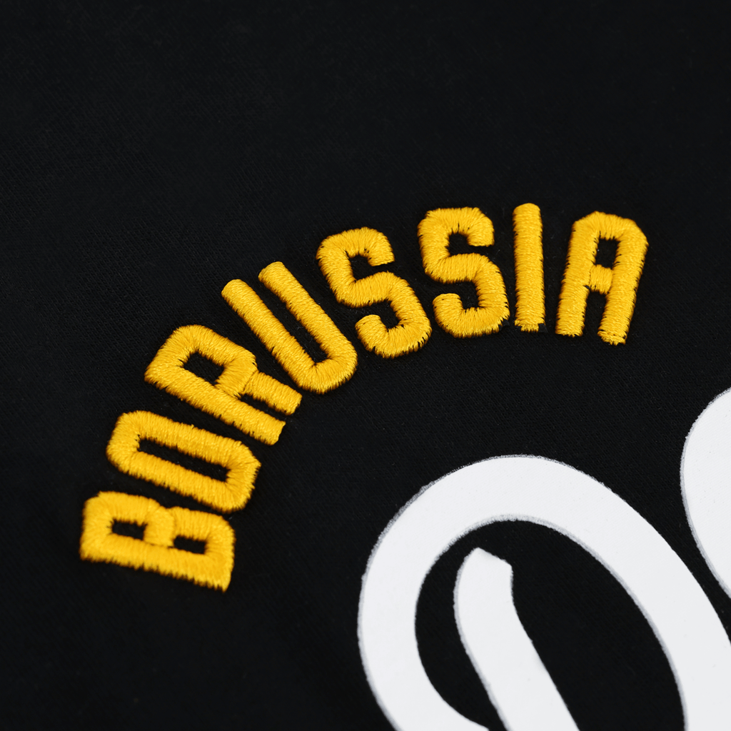 黒と黄色のBVBフーディに施された、黄色いボルシアの刺繍のクローズアップ。