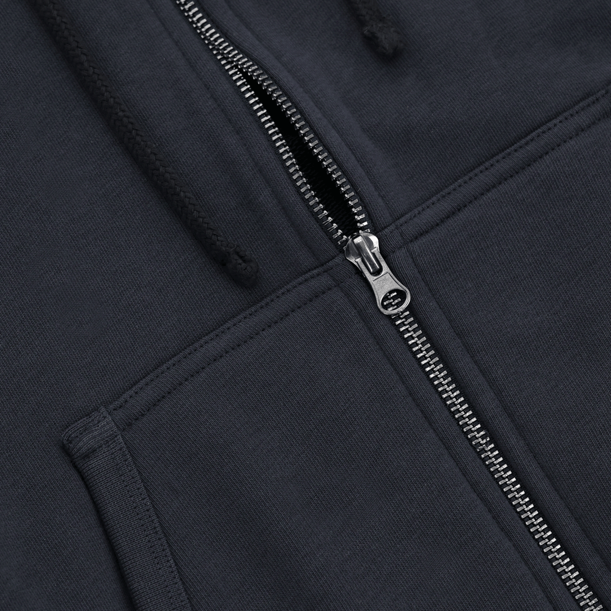 Schwarze BVB-Sweatjacke mit Kapuze und silbernem Reißverschluss, ideal für Freizeit und Fanartikel-Sammlungen