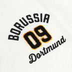 Weißes BVB Polo-Shirt mit prominentem gestickten Borussia Dortmund Logo in Schwarz und Gelb inklusive der Zahl 09.