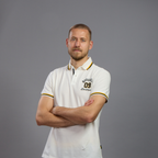 Polo blanc BVB Explorer I pour homme, avec le logo du Borussia Dortmund brodé sur la poitrine et des touches de jaune et de noir sur le col et les manches.