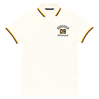 Weißes BVB Explorer I Polo mit schwarzgelben Akzenten an Kragen und Ärmeln, sowie Borussia Dortmund Schriftzug und Vereinslogo auf der Brust.