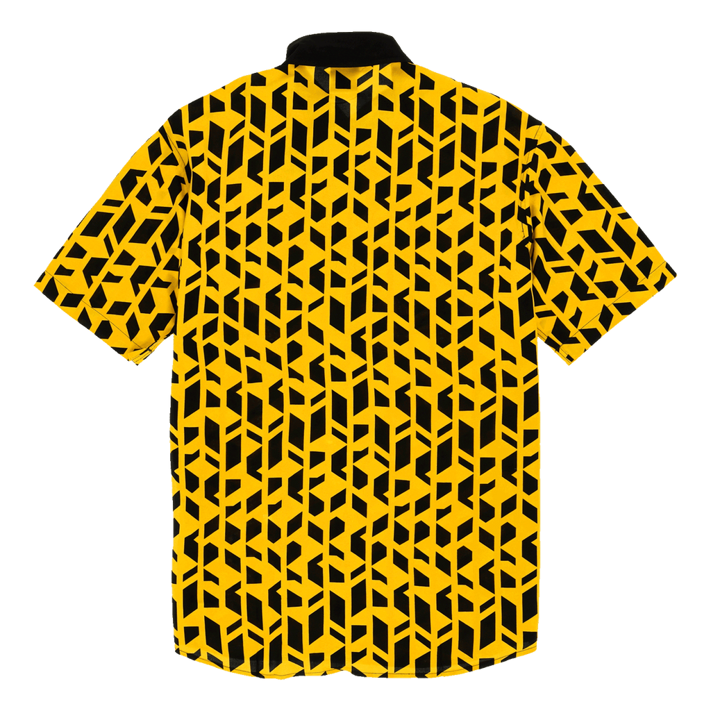 Camicia del BVB Festival nei colori nero e giallo, con un motivo grafico moderno e maniche corte; vista posteriore.