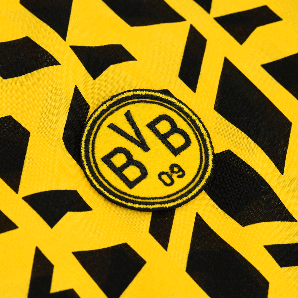 Camicia del BVB Festival II con un accattivante motivo giallo e nero e un vistoso stemma del BVB.
