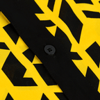 Nahaufnahme eines BVB-Festival II Hemds in schwarzgelber Optik mit geometrischem Design und Knopfleiste.