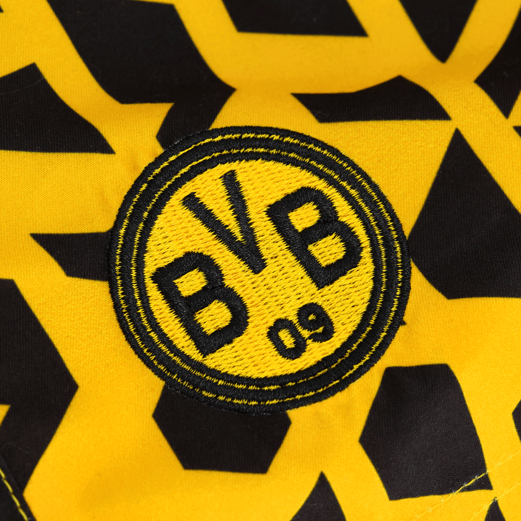 Primo piano del logo del BVB nei colori nero e giallo per i pantaloncini del BVB Festival II.