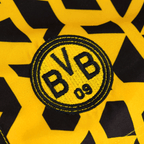 Primo piano del logo del BVB nei colori nero e giallo per i pantaloncini del BVB Festival II.