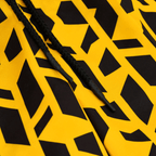 Pantaloncini del BVB Festival II nei colori nero e giallo con motivo geometrico; un primo piano ricco di dettagli mostra i lacci neri.