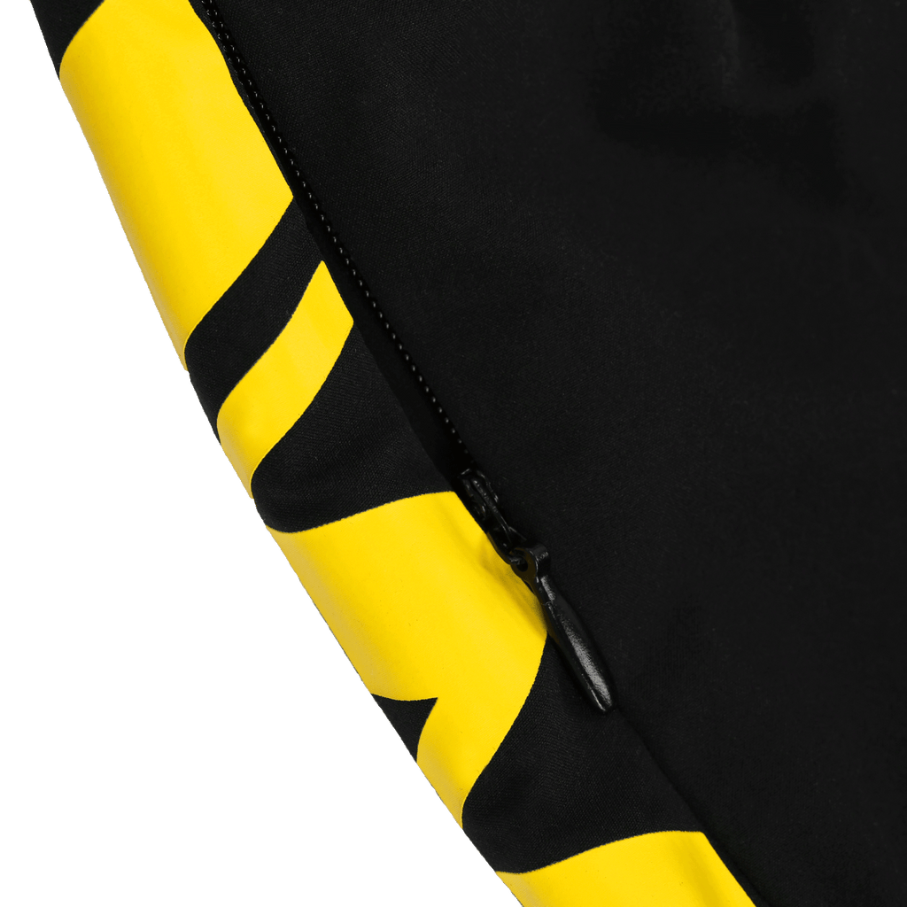 Gros plan sur un maillot de bain du BVB pour enfants, aux couleurs du club (noir et jaune), avec une fermeture éclair apparente.