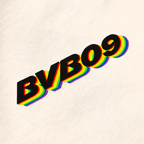 Camiseta blanca del BVB con el logotipo «BVB09» en colores del arcoíris, ideal para los aficionados del Borussia Dortmund.